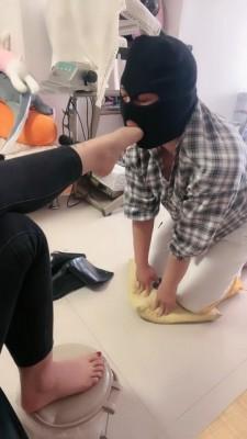 【初见】主人回家吃饭狗在下面伺候脚 bf10515