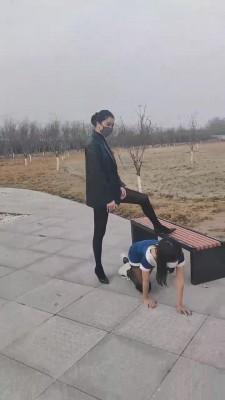 【北京冷大人】户外调女奴路人围观 bf10520