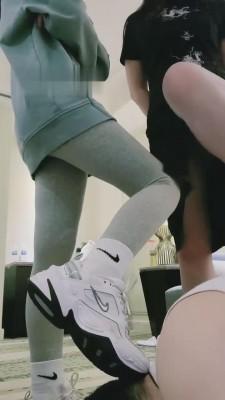 【维妮】双S白袜/高跟极度虐待遛狗【双视角版】 bf10452