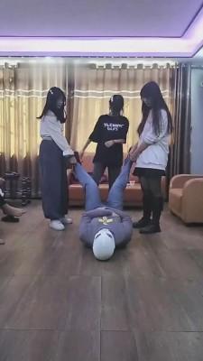 【德意户外男神】四个女神素人群殴调教【完整版】 bf10516