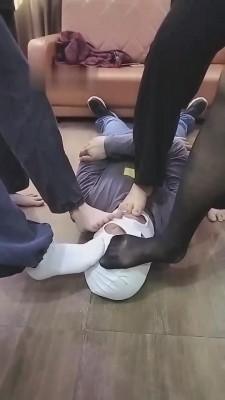 【德意户外男神】四个女神素人群殴调教【完整版】 bf10516