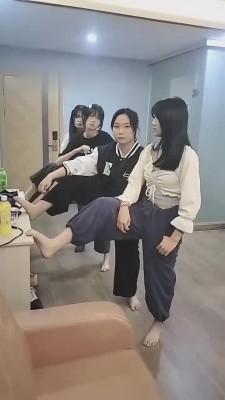 【德意户外男神】四个女神素人群殴调教【完整版】 bf10516