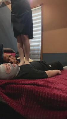 【微微S】继父居然喜欢舔脏鞋臭脚 bf10517