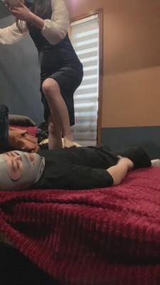 【微微S】继父居然喜欢舔脏鞋臭脚 bf10517