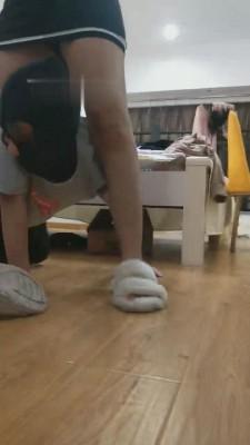 【关关】3位小姐姐虐待抖M男友 bf10501