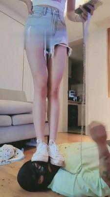 【暴力美学】帆布鞋踩踏喂食/鞋深喉 bf10629