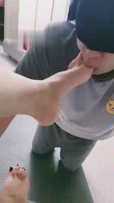 【蜜桃儿】飘窗上调教贱狗 bf10648