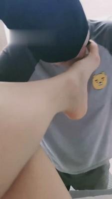 【蜜桃儿】飘窗上调教贱狗 bf10648