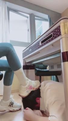 【虞姬】车模运动鞋臭白袜暴虐贱畜 bf5273