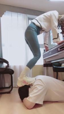 【虞姬】车模运动鞋臭白袜暴虐贱畜 bf5273