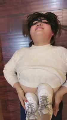 【悦主大人】脏鞋丝袜脚玩弄贱母狗 bf5311