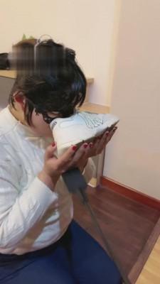 【悦主大人】脏鞋丝袜脚玩弄贱母狗 bf5311