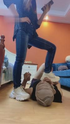 【魅儿S】贱奴偷舔主人鞋被暴虐