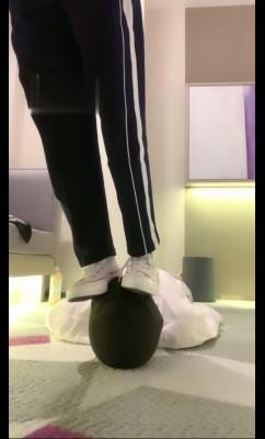 【希希子】剧情：办公室玩弄老师踢裆踩踏 圣水淋头 bf5115