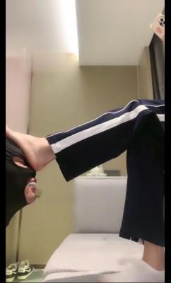 【希希子】剧情：办公室玩弄老师踢裆踩踏 圣水淋头 bf5115