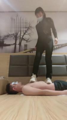 【娇娇公主】小白鞋高跟鞋踩踏碾压 bf5196