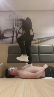 【娇娇公主】小白鞋高跟鞋踩踏碾压 bf5196