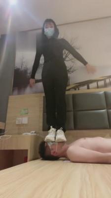 【娇娇公主】小白鞋高跟鞋踩踏碾压 bf5196