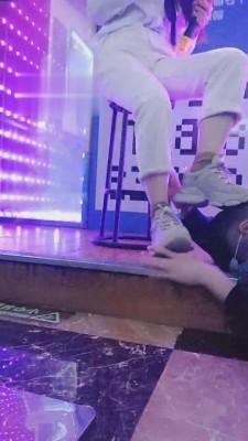 【00小主十言】KTV素人脏小白鞋踩踏碾压 bf5150
