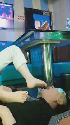 【00小主十言】KTV素人脏小白鞋踩踏碾压 bf5150