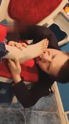 【开发素人】极致美女和闺蜜情趣酒店暴打男神 bf5164