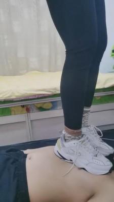 【君威】臭脚+痰盂强迫闻-全体重踩踏 bf5180