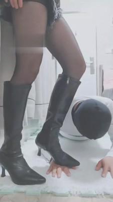 【夏琳】严厉虐待贱狗-脸都踩变形了 bf5187