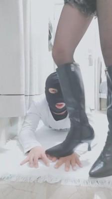 【夏琳】严厉虐待贱狗-脸都踩变形了 bf5187