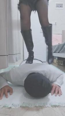 【夏琳】严厉虐待贱狗-脸都踩变形了 bf5187