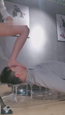 【宇婉莹】网红模特大长腿坐脸超强窒息 bf5243