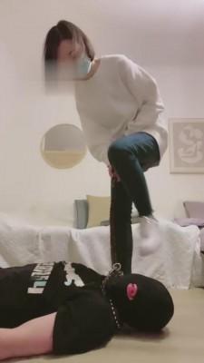 【Q月s】小白鞋白棉袜暴力踢踹 bf5232