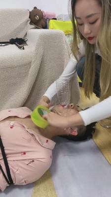 【二宝】前女友爆踩爆踹-强制喂食圣水+呕吐物【无水印高清版】 bf5253