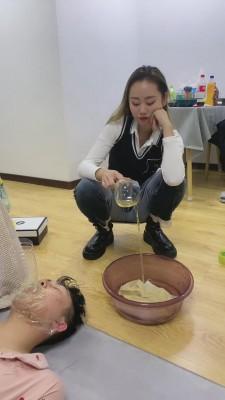 【二宝】前女友爆踩爆踹-强制喂食圣水+呕吐物【无水印高清版】 bf5253