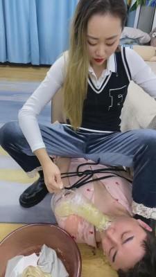 【二宝】前女友爆踩爆踹-强制喂食圣水+呕吐物【无水印高清版】 bf5253