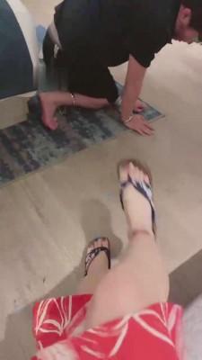 【玖玖呀】吊绑强制鞭打/踩踏喂食 bf12257