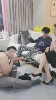 【萝莉糖糖】伺候情侣主的卑微绿帽奴 bf5512