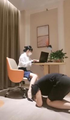 【妃妃】办公桌下的贱狗 bf12214