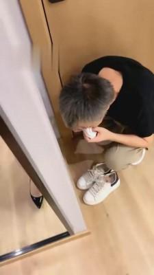 【一嬛女皇】逮到父亲偷闻袜子后 bf870