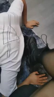 【夏馨】马丁靴黑丝笼中戏耍贱狗 bf959