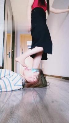 【佳影】校园系列-新学期贱母狗清理鞋底 bf1008