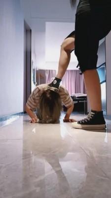 【佳影】校园系列-新学期贱母狗清理鞋底 bf1008