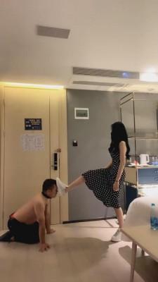 【弯弯小阿姨】小白鞋强迫吃船袜喝圣水 bf961