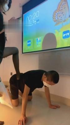 【丞丞】黑丝精神小妹羞辱私奴 bf1000