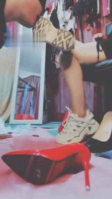 【西安欣】主人的脚下的食物和你的贱最配 bf1055