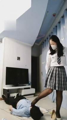 【情侣月儿】私奴高跟控圣水黑丝插嘴 bf1142