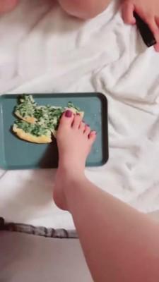 【南宫依】臭裸足碾压踩踏食物喂食 JS211918