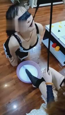 【梦幻大大】灌母狗喝洗脚洗袜水 bf1201