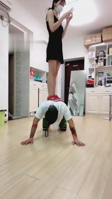 【暴力美学】吊起来鞭打/人形马桶/脚垫/踩踏喂食/踢裆强制圣水 bf1203