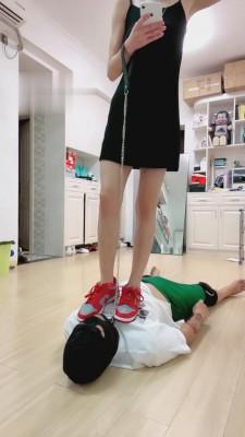 【暴力美学】吊起来鞭打/人形马桶/脚垫/踩踏喂食/踢裆强制圣水 bf1203