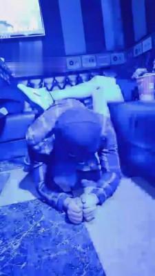 【雪碧sama】坐着狗跟闺蜜唱歌 bf1217